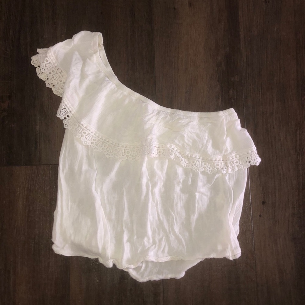 Super cute, one shoulder crop top